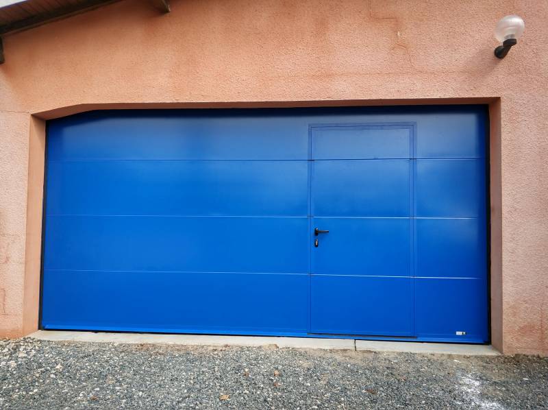 Rénovation d'une porte de garage sectionnelle avec portillon métallique à Rabastens dans le Tarn